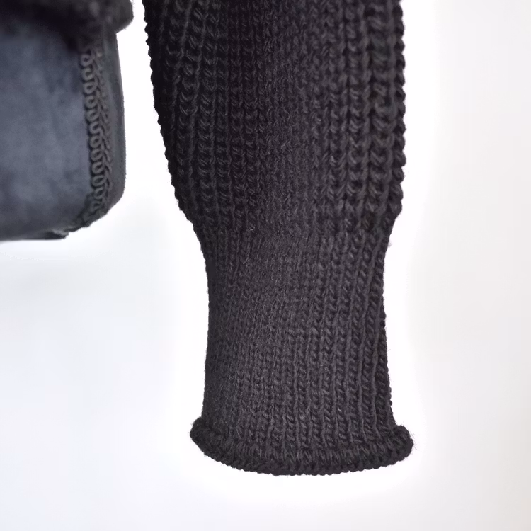 Stickad Tröja SVART