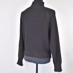 Stickad Tröja SVART