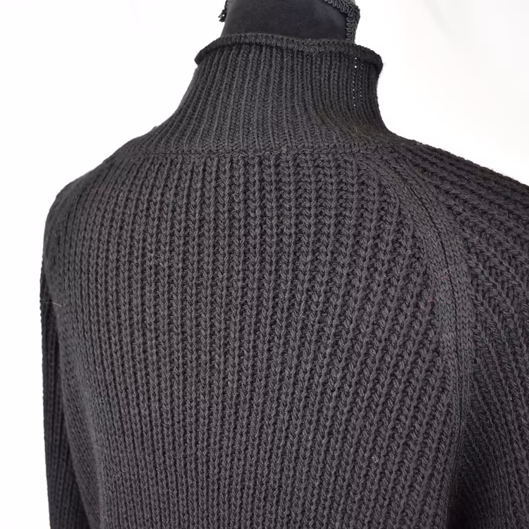 Stickad Tröja SVART