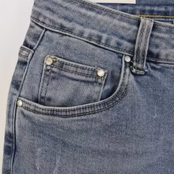 Mom Jeans SLITEN LJUS DENIM - Newplay