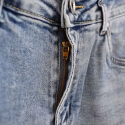 Mom Jeans SLITEN LJUS DENIM - Newplay