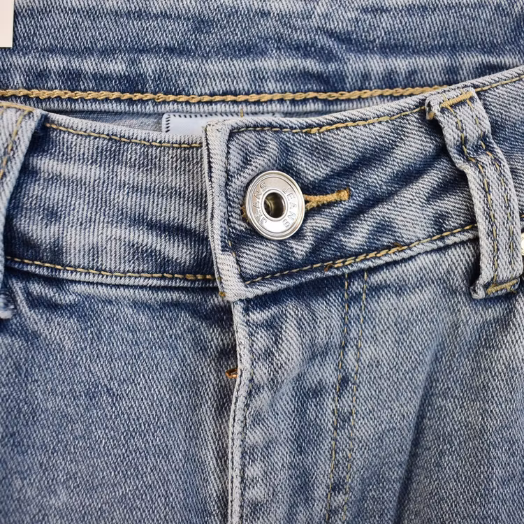 Mom Jeans SLITEN LJUS DENIM - Newplay