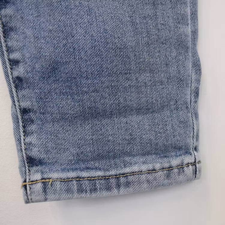 Mom Jeans SLITEN LJUS DENIM - Newplay