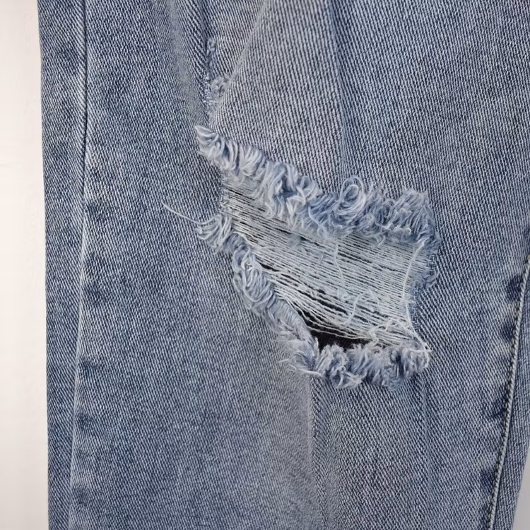 Mom Jeans SLITEN LJUS DENIM - Newplay