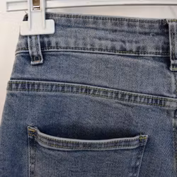 Mom Jeans SLITEN LJUS DENIM - Newplay