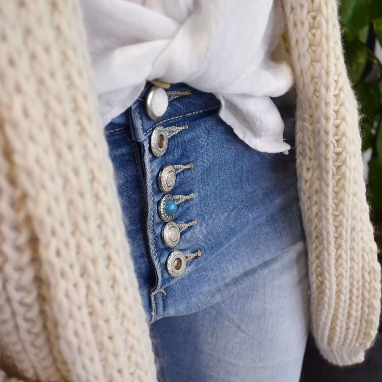 Jeans med dekorativa knappar LJUS DENIM - Place du Jour