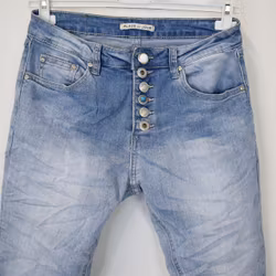 Jeans med dekorativa knappar LJUS DENIM - Place du Jour