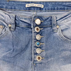 Jeans med dekorativa knappar LJUS DENIM - Place du Jour