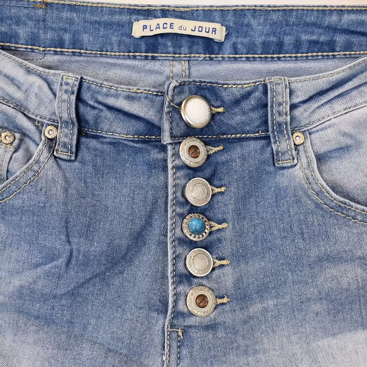 Jeans med dekorativa knappar LJUS DENIM - Place du Jour