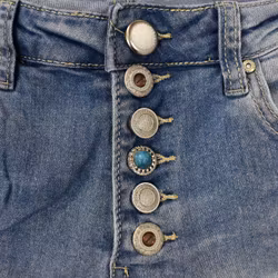 Jeans med dekorativa knappar LJUS DENIM - Place du Jour