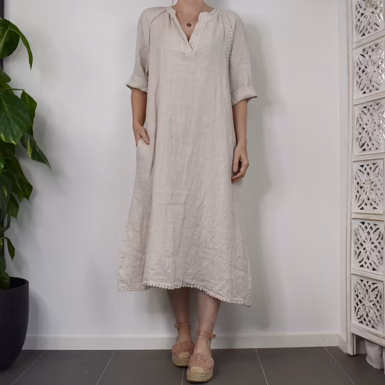 Linneklänning med spets LJUSBEIGE