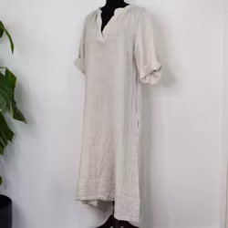 Linneklänning med spets LJUSBEIGE
