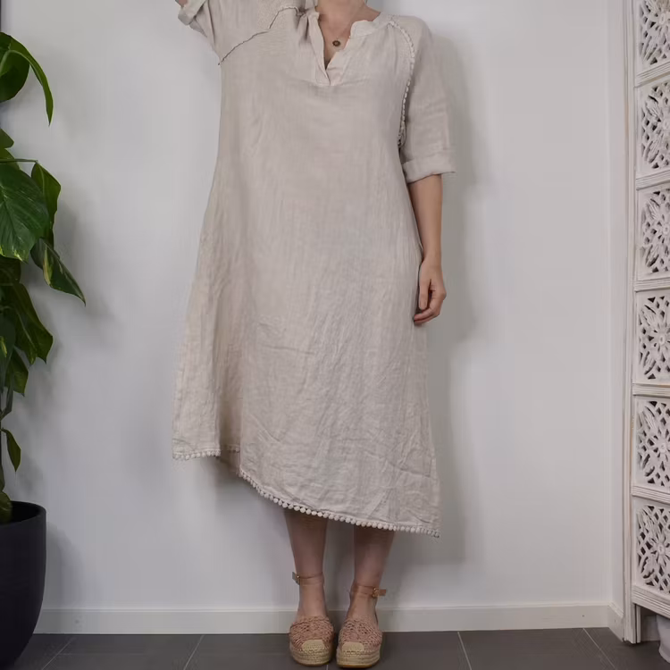 Linneklänning med spets LJUSBEIGE