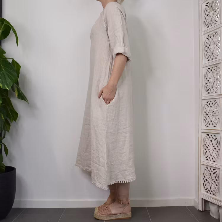 Linneklänning med spets LJUSBEIGE