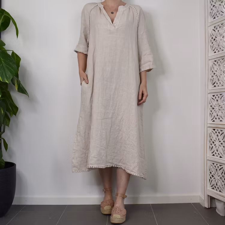 Linneklänning med spets LJUSBEIGE