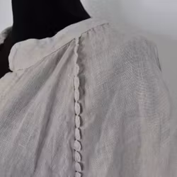 Linneklänning med spets LJUSBEIGE