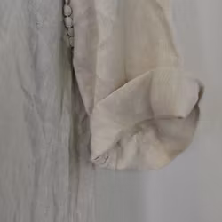 Linneklänning med spets LJUSBEIGE