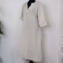 Linneklänning med spets LJUSBEIGE
