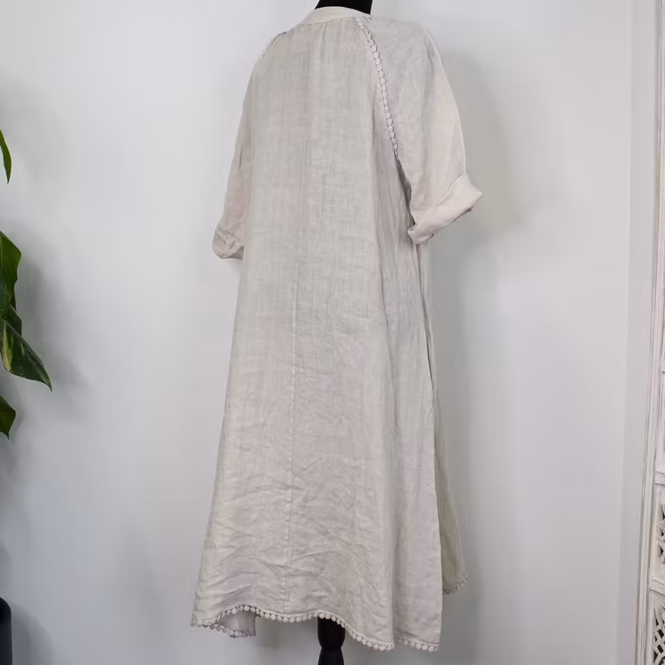 Linneklänning med spets LJUSBEIGE
