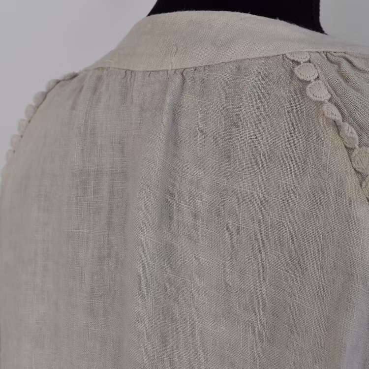 Linneklänning med spets LJUSBEIGE