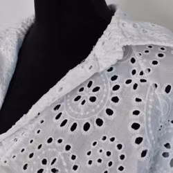 Blus med broderier VIT