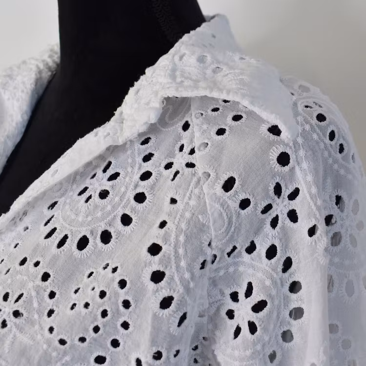 Blus med broderier VIT