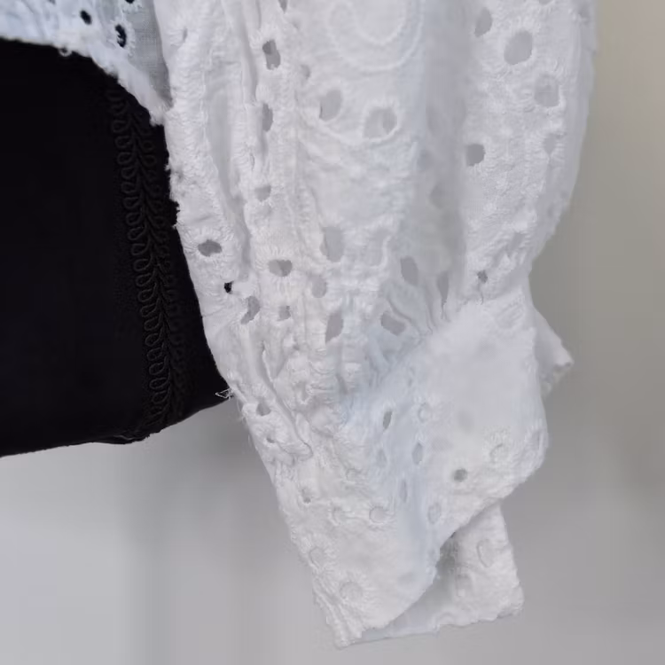 Blus med broderier VIT