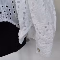 Blus med broderier VIT