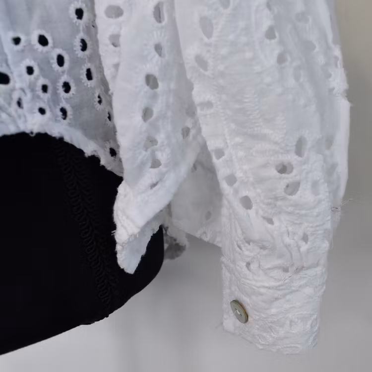 Blus med broderier VIT