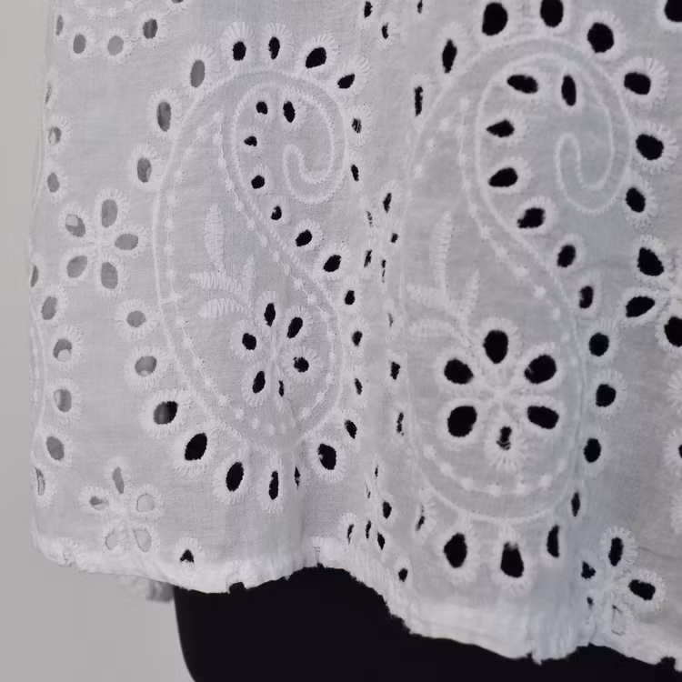 Blus med broderier VIT