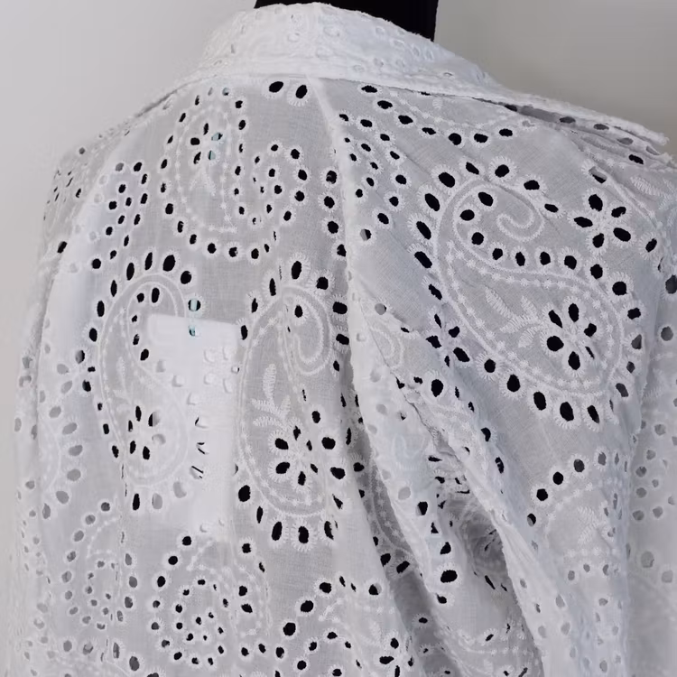 Blus med broderier VIT