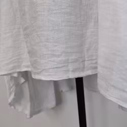 Linnetunika med volang VIT