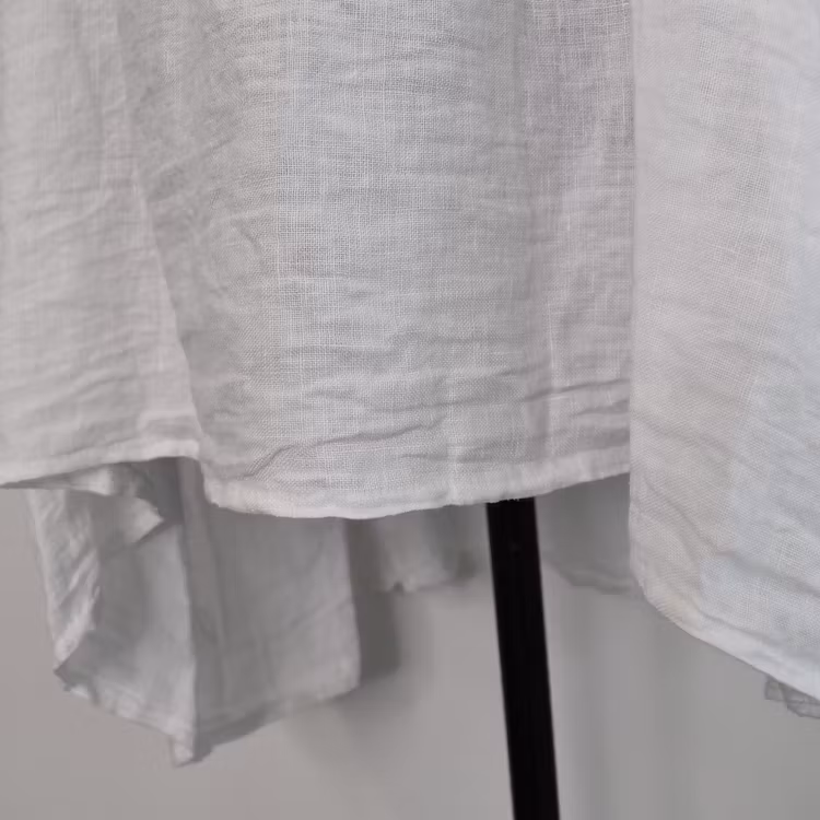 Linnetunika med volang VIT