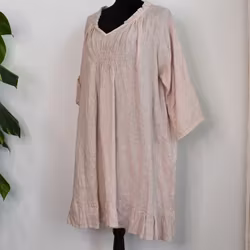 Kort linneklänning med volang LJUSROSA