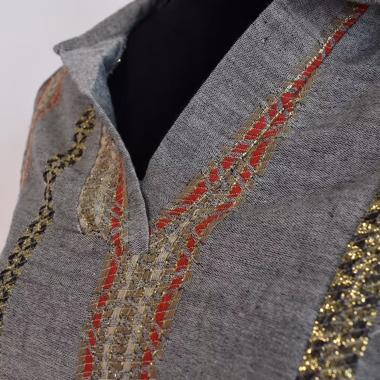 Topp Kia Med Broderier GRÅ - Nowomanslabel