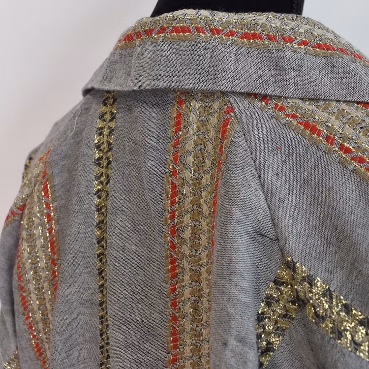 Topp Kia Med Broderier GRÅ - Nowomanslabel