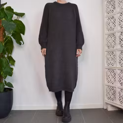 Stickad Klänning Recycled MÖRKGRÅ