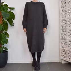 Stickad Klänning Recycled MÖRKGRÅ