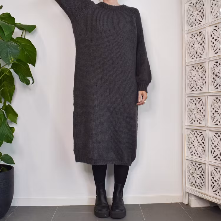 Stickad Klänning Recycled MÖRKGRÅ