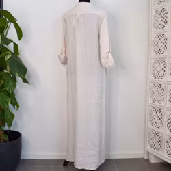 Lång linneklänning med fickor NUDE