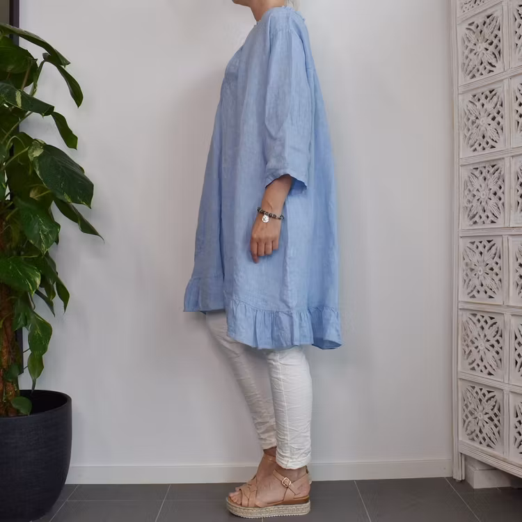 Kort linneklänning med volang HIMMELBLÅ