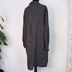 Kort skjortklänning i linne med resår ANTRACIT