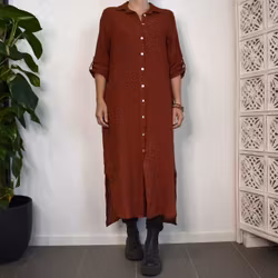 Lång skjortklänning i linne TERRACOTTA