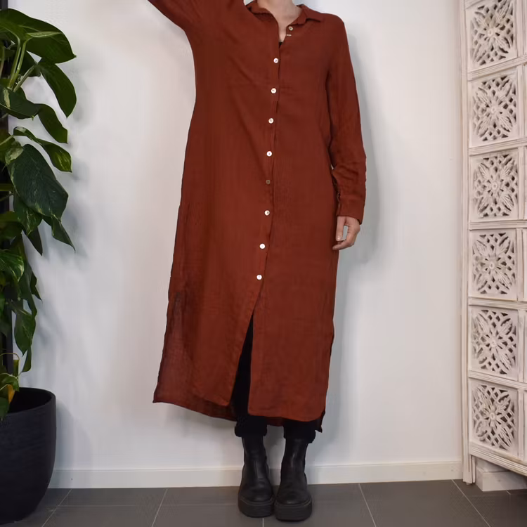 Lång skjortklänning i linne TERRACOTTA