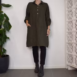 Kort skjortklänning i linne MÖRK KAKI