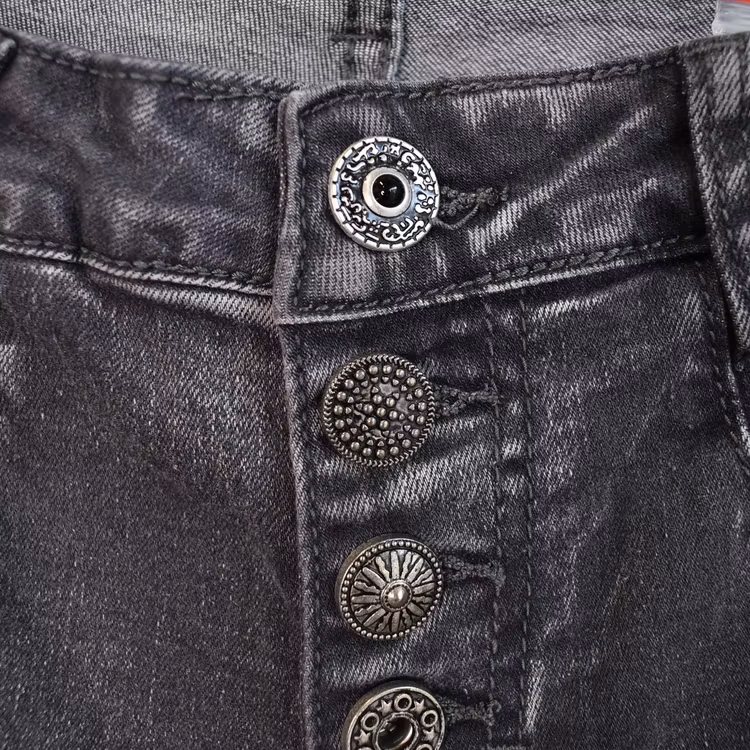 Jeans med dekorativa knappar SLITEN GRÅ - Place du Jour