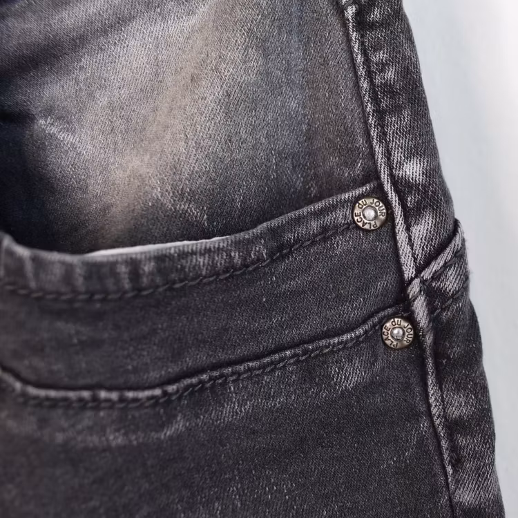 Jeans med dekorativa knappar SLITEN GRÅ - Place du Jour