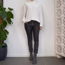 Jeans Vaxade med dekorativa knappar SVART - Place du Jour