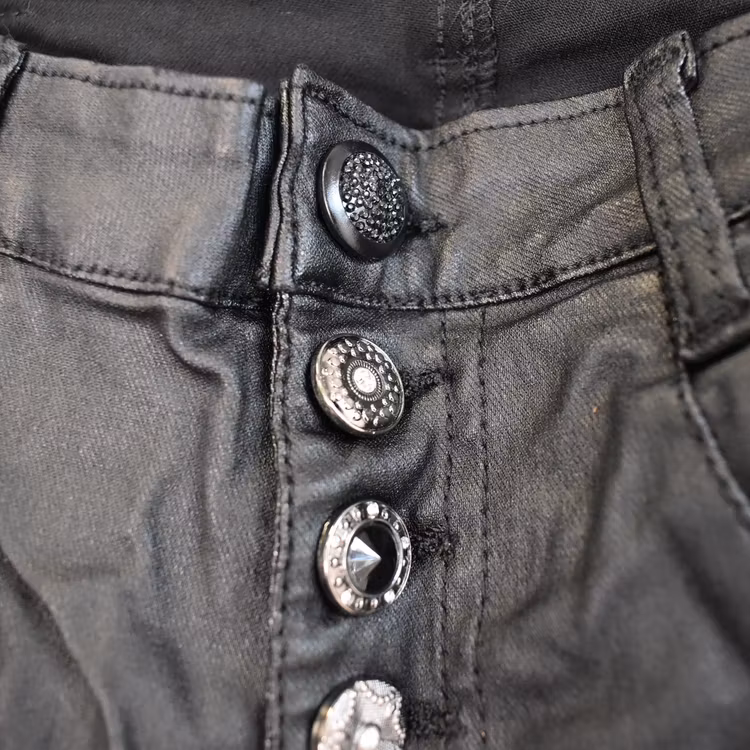 Jeans Vaxade med dekorativa knappar SVART - Place du Jour