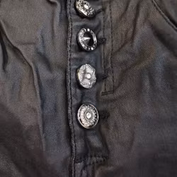 Jeans Vaxade med dekorativa knappar SVART - Place du Jour